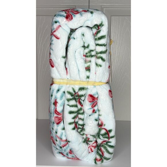 Cozy Under “The Mistletoe” Plush Blanket – Extremely Soft Holiday Throw – NWT - Picture 8 of 11